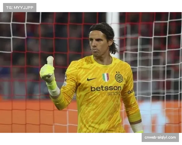 特写：国际米兰门将索默扑出关键点球后振臂高呼